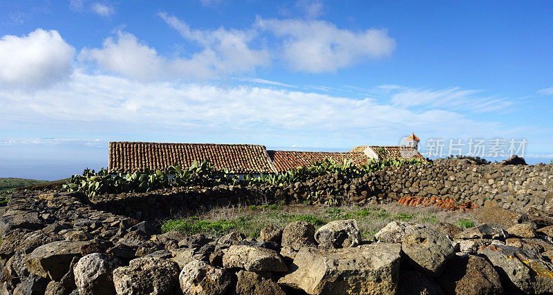 在西班牙加那利群岛的特内里费岛，Teno Alto火山景观与古老的典型加那利风格的乡村房屋。